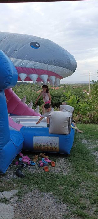 Надуваем батут акула