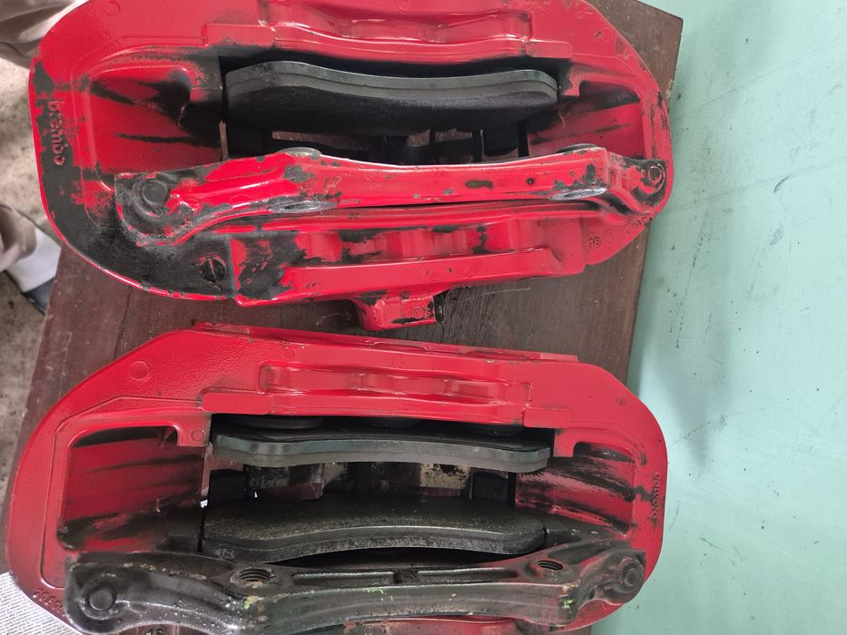 Продавам оригинални спирачни апарати Brembo – червени