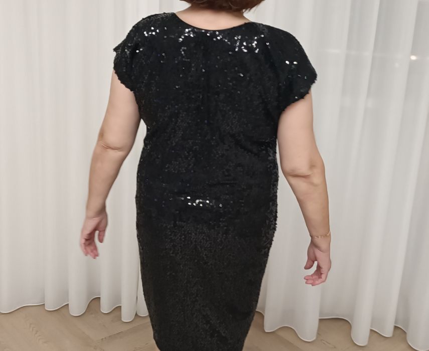 Продам платье с пайетками