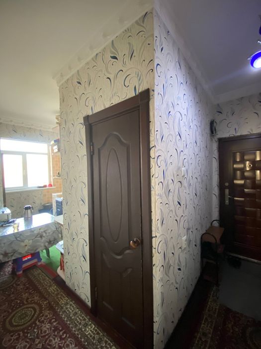 Продаётся кв. Юнусабад 6 кв. 1 комната переделанная в 3.