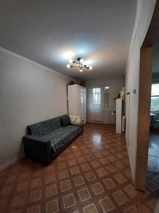 продам 1 комнатную петренко 11