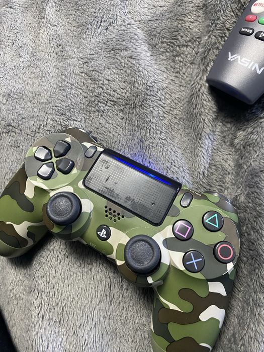 PlayStation 4 с джойстиком и игрой