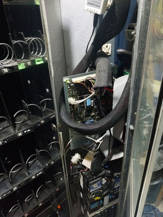 Продавам хладилна вендинг машина Саеко за снаксове и напитки