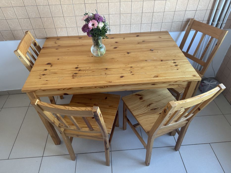 Set masă din lemn masiv cu 4 scaune