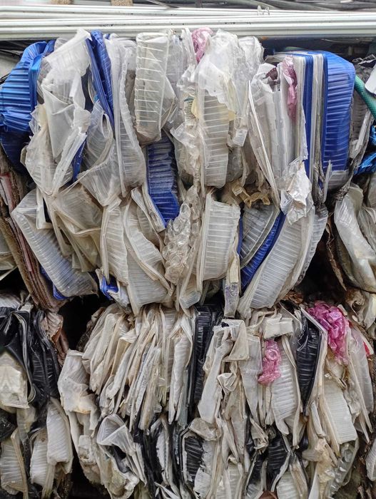 Deșeuri plastic PET, ambalaje detergenți + mobilier vechi