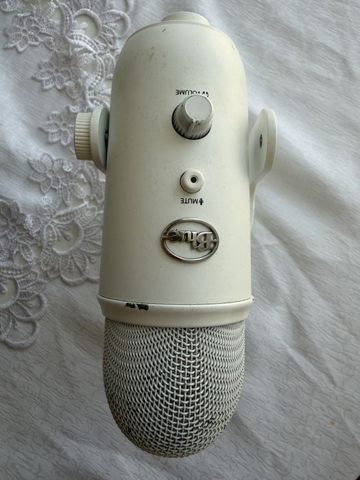 Microfon Blue Yeti Alb – stare bună, perfect pentru streaming/podcast