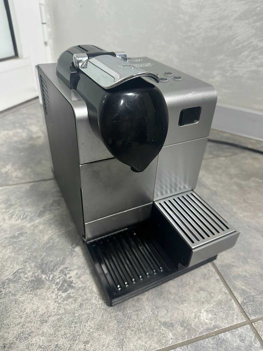 Капсулна кафемашина Nespresso Lattissima Plus Espresso Machine EN520S