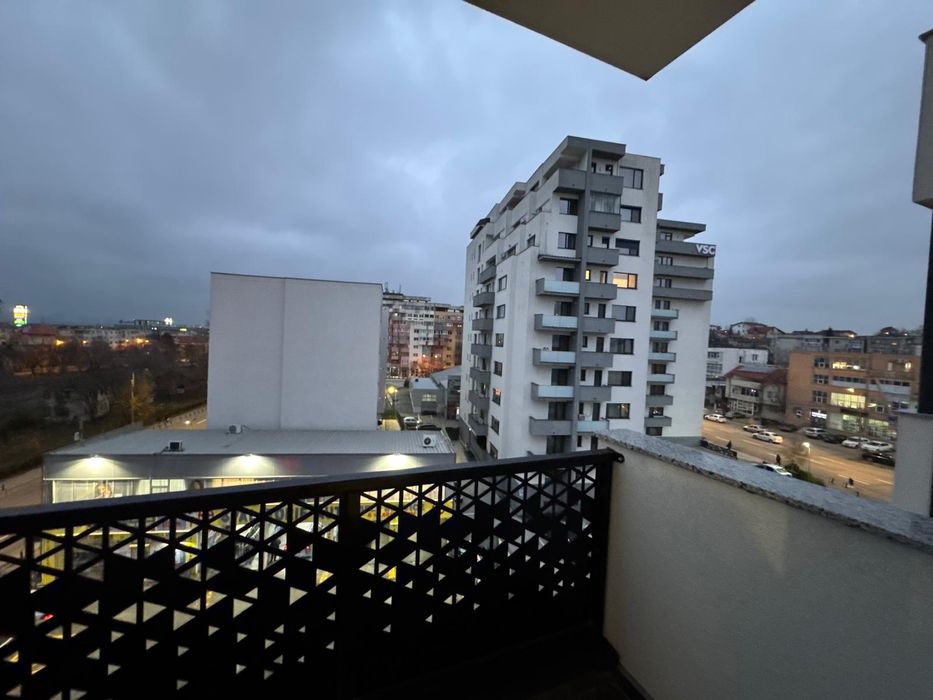 Închiriez Garsoniera noua tip Studio centrală, cu parcare