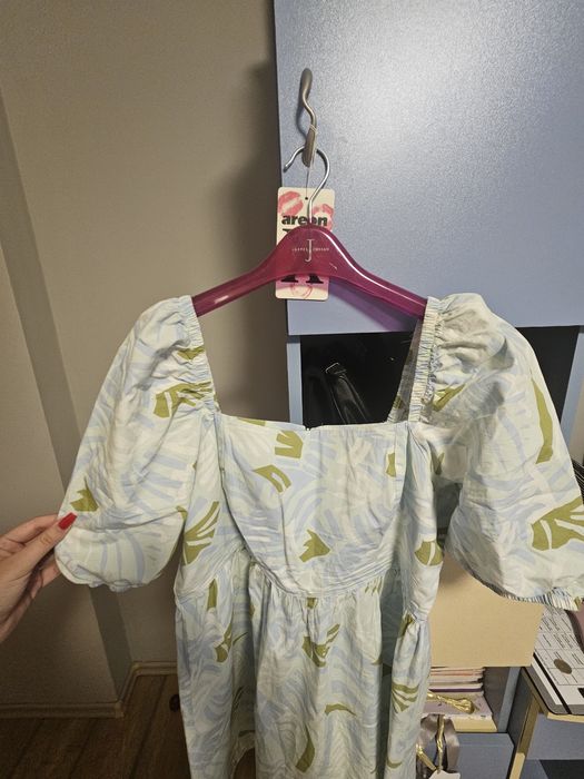 Лятна рокля с лек, ефирен плат и флорален принт