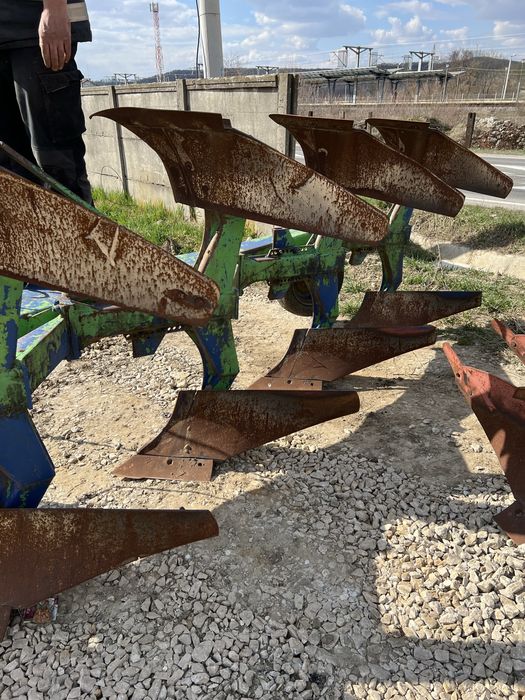 Plug reversibil 4 brazde, hidraulic, greu, pentru tractor