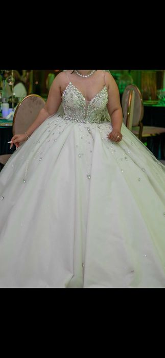 Vand rochie de mireasa cu voal si coronita