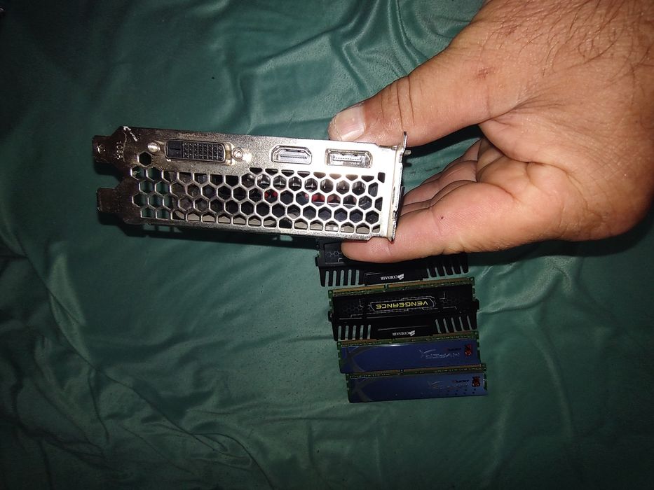 Четири плочки рам и видеокарта