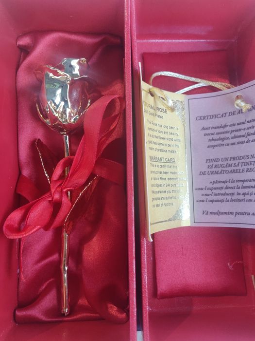 Trandafir natural lasat in aur de 24K. Un cadou  special, greu de egalat pentru o persoana foarte speciala.