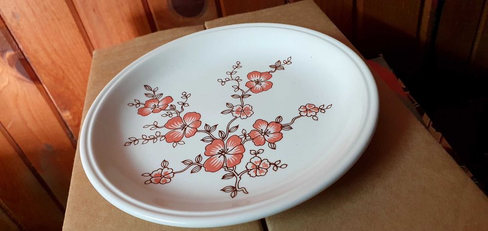 Английски сервиз чай и десерт чисто нов не е разопакован 5 части