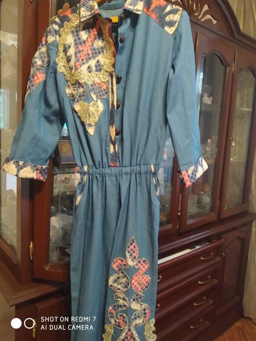 джинсовый комбинезон для девочки 12-15 лет,со стразами и аппликацией.