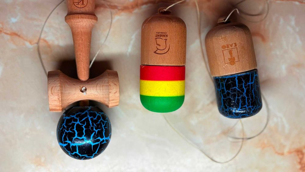 KROM Kendama + Knight Kendama Pill Rasta + TAKO Pill Crackle