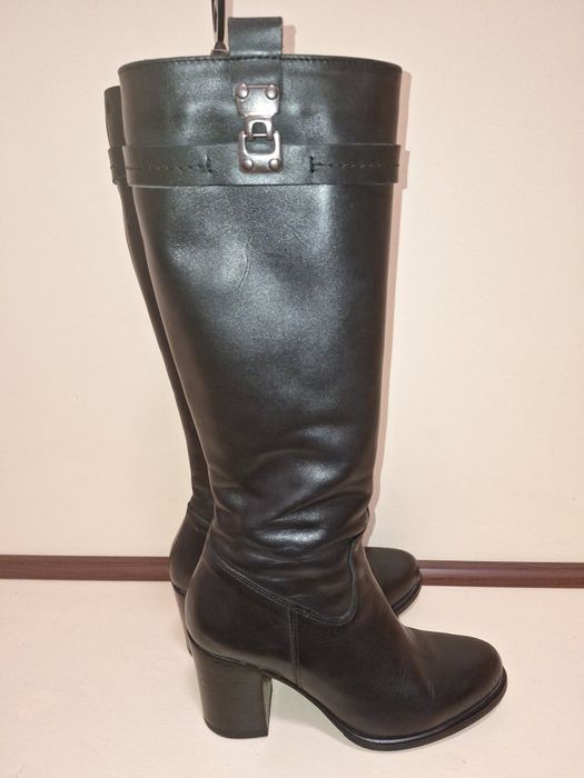 Продавам дамски кожени ботуши