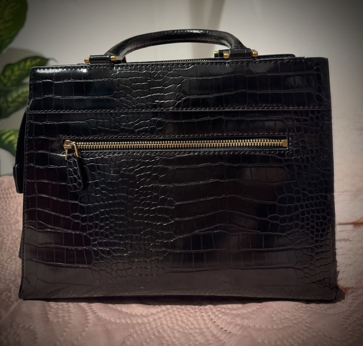 Елегантна чанта на марката Guess