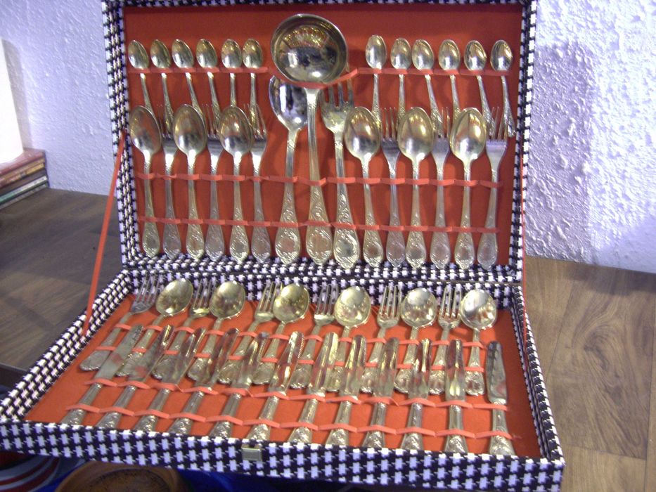 Tacamuri placate cu aur, in ambalaj original. (Set 12 persoane)