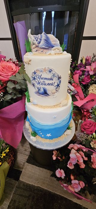 Бутафорна картонена торта и декорация