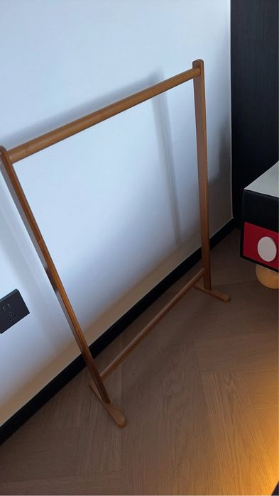 Деревянная стойка вешелка