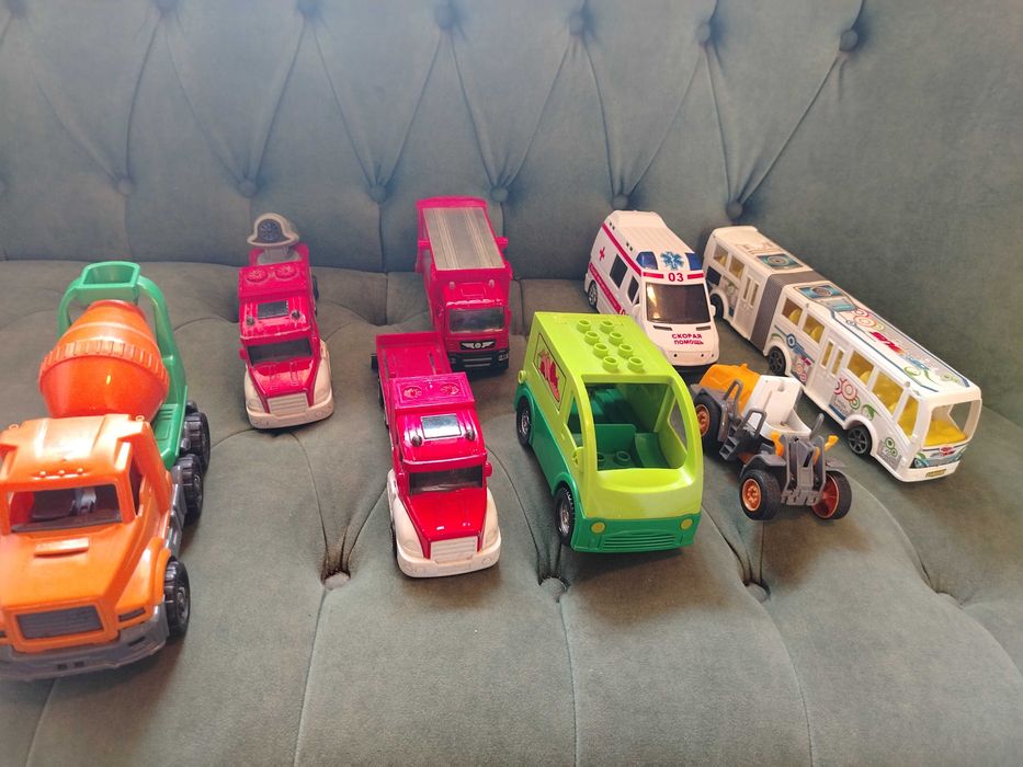 Продам детские машинки большие