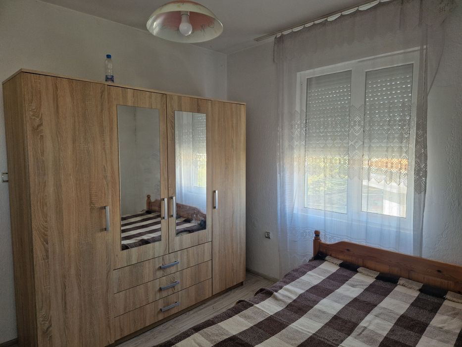 Продавам четистаен етаж от къща !