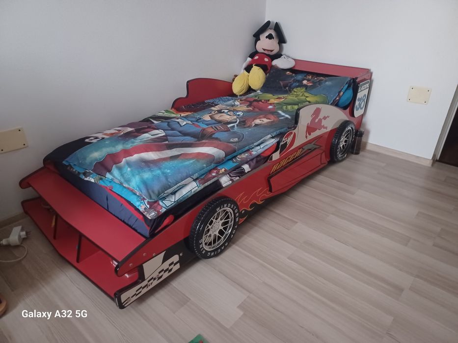 Vând pat copii mașină