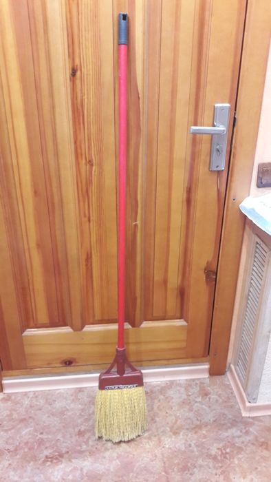 Веник метла с деревянным черенком