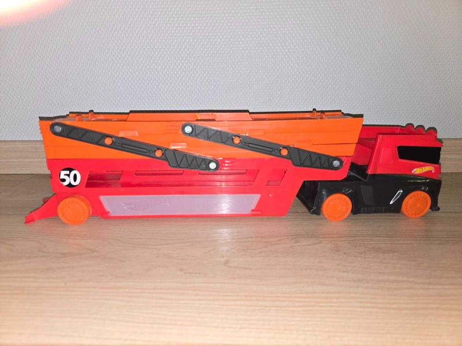 Hot Wheels / Хот Уилс / автовоз / гараж