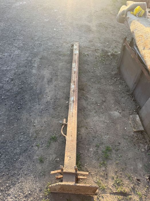 Стойка от ворот с сетчатыми воротами