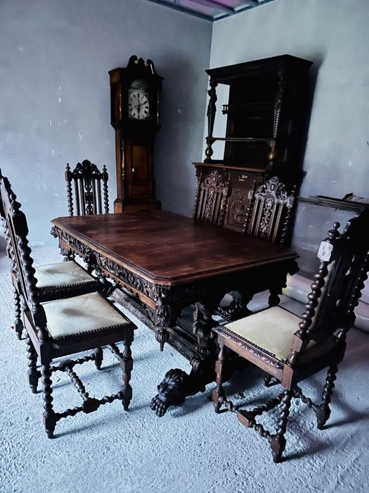Set mobilier colectie din anul 1800(masa,scaun,ceas antic,dulap)
