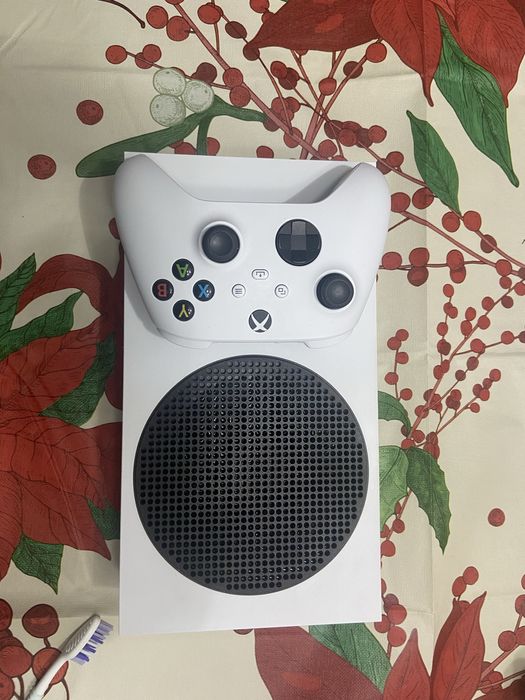 Xbox Series s stare foarte bună,pachet cu 3 jocuri incluse