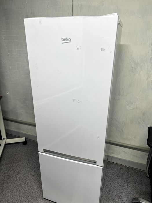Холодильник Beko RCSK250M00W / 250 л / морозилка снизу