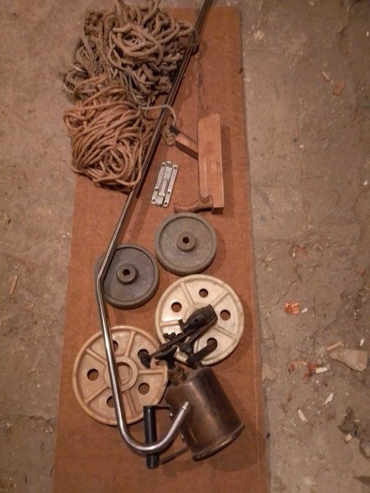 Конопено въже, дърводелско длето, пластмасови колела и др.