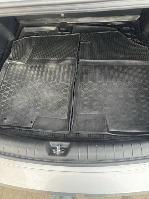 Продам коврики в машину