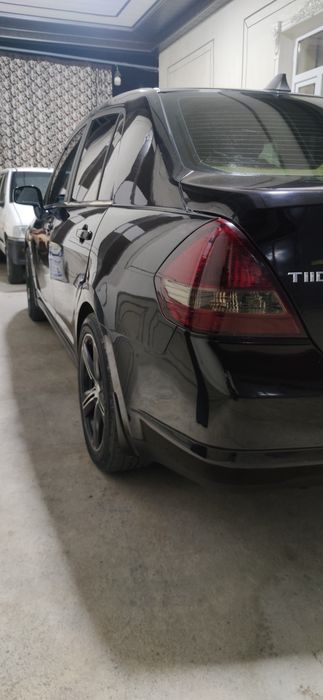 Nissan Tiida sotiladi qora
