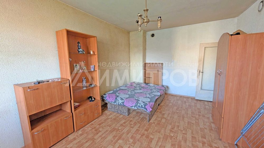 Продава двустаен апартамент 65 кв.м. нисък етаж в гр. Нови пазар.