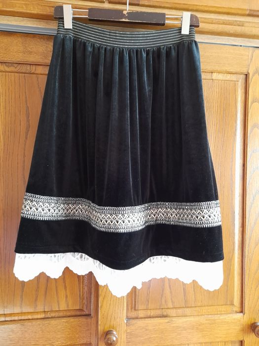 Fuste  catifea cu  aplicații brodate
