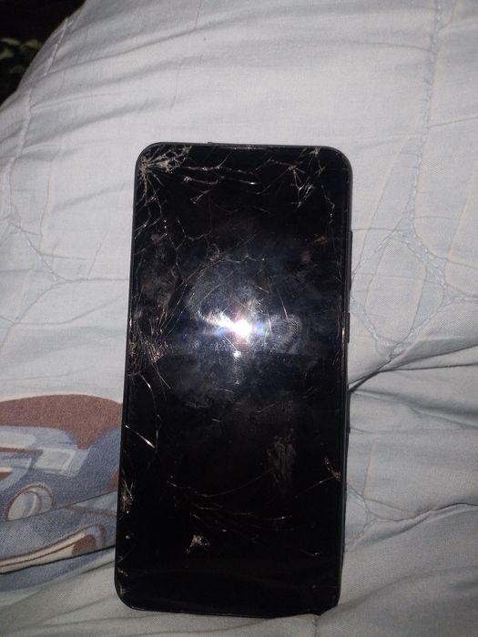 Samsung A11
Экран сломан (синий/зелёный показывает)
Телефон включается