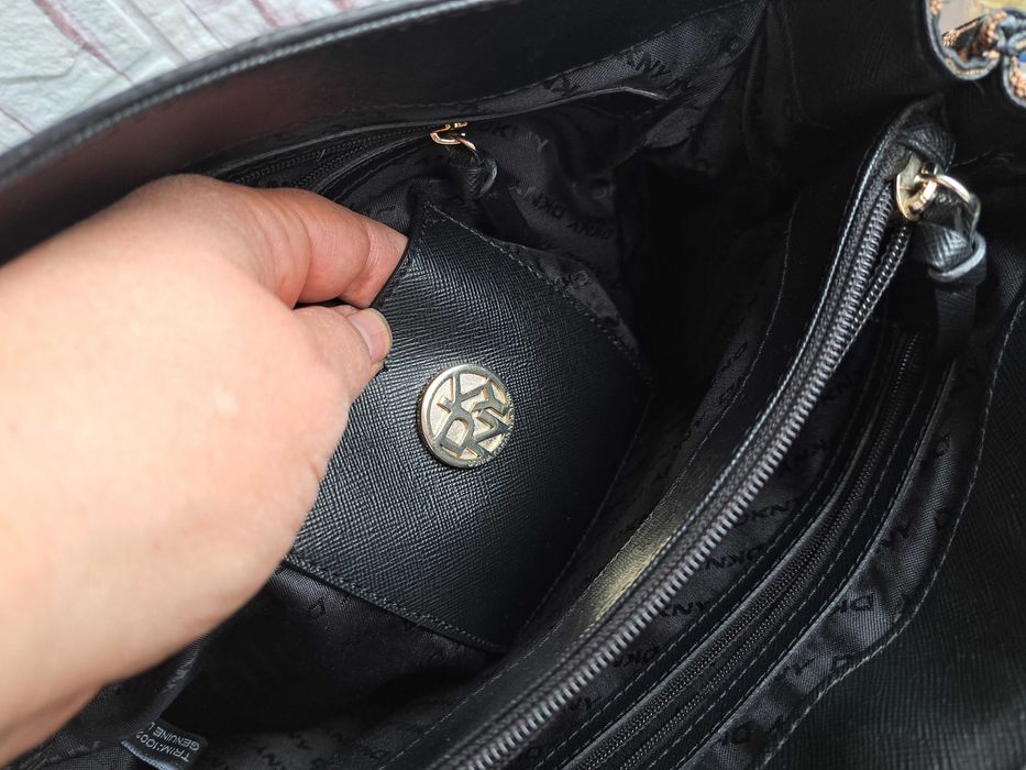 дамска чанта,DKNY,черна Дона Карън
- естествена кожа