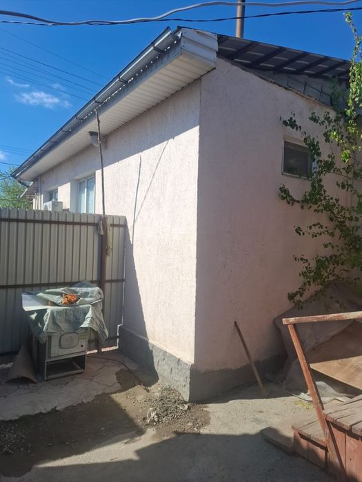 Продам два дома в олном дворе