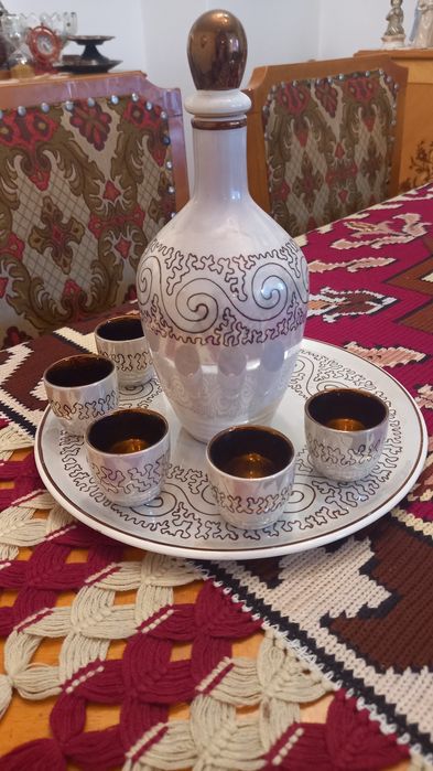Vand set portelan sticla cu dop+ 5 pahare+platou mare rotund pt tuica/ tarie nefolosite,f frumoase