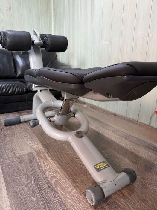 Професионална фитнес лежанка Technogym за коремни преси