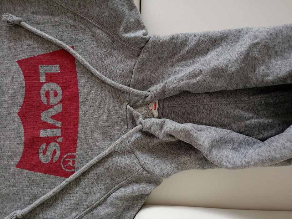 Vând hanorac Levis calitate,mărimea L,in stare perfecta.