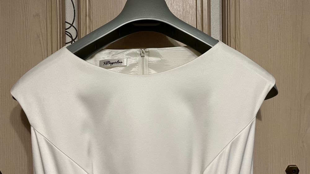 Платье цвета айвори