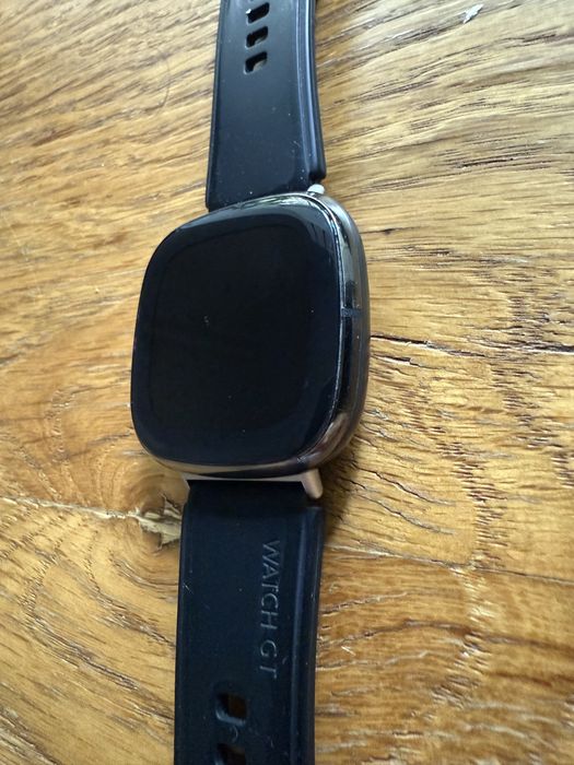 Часовник fitbit sense