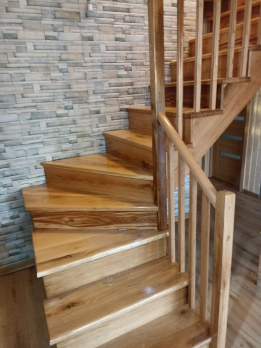 Confecționăm scări interioare din lemn masiv, mobilier din lemn masiv