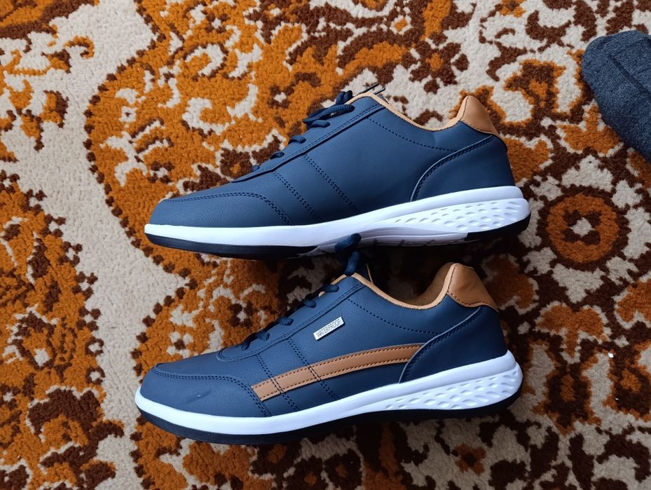 Продам кроссовки