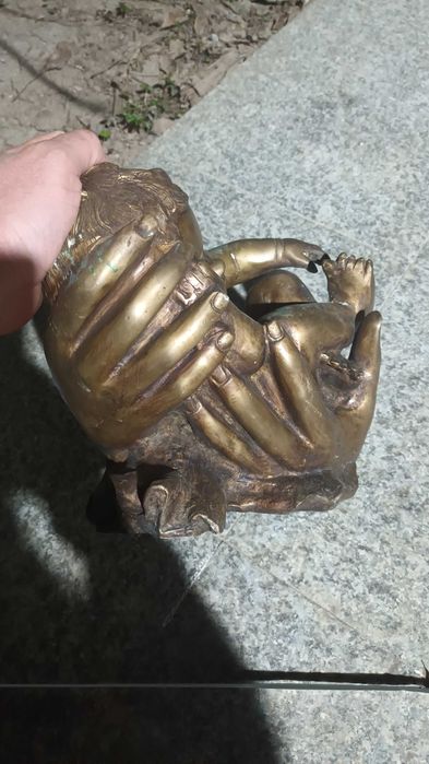 Statueta din bronz copil pe palme